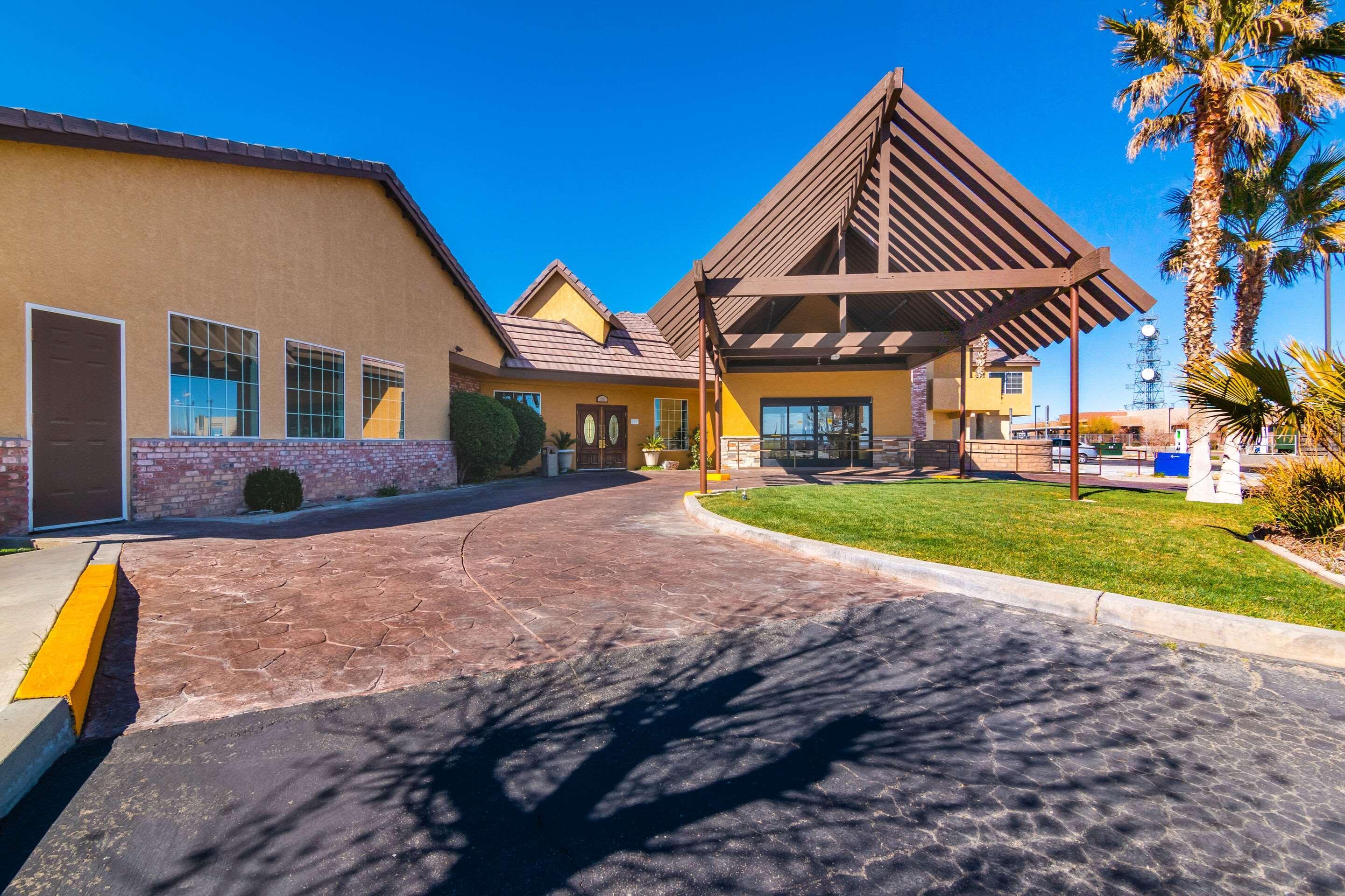 Comfort Inn & Suites Mojave Exterior photo