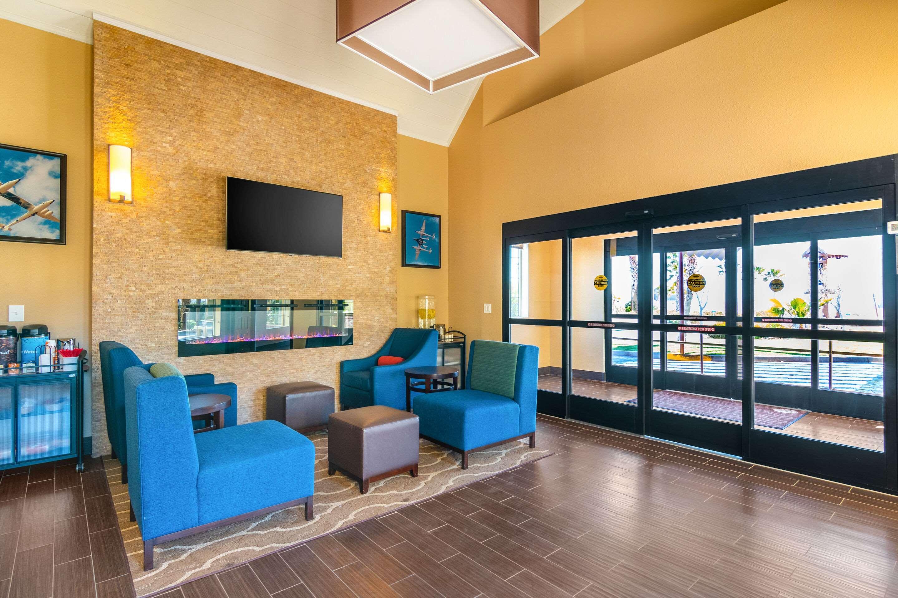 Comfort Inn & Suites Mojave Exterior photo